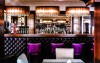 Hotelová restaurace se se setměním mění v elegantní bar