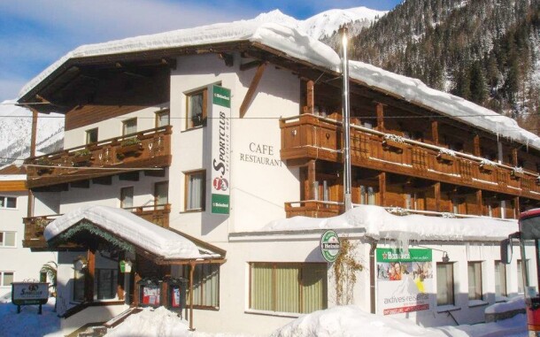 Hotel se nachází v obklopení ski areálů